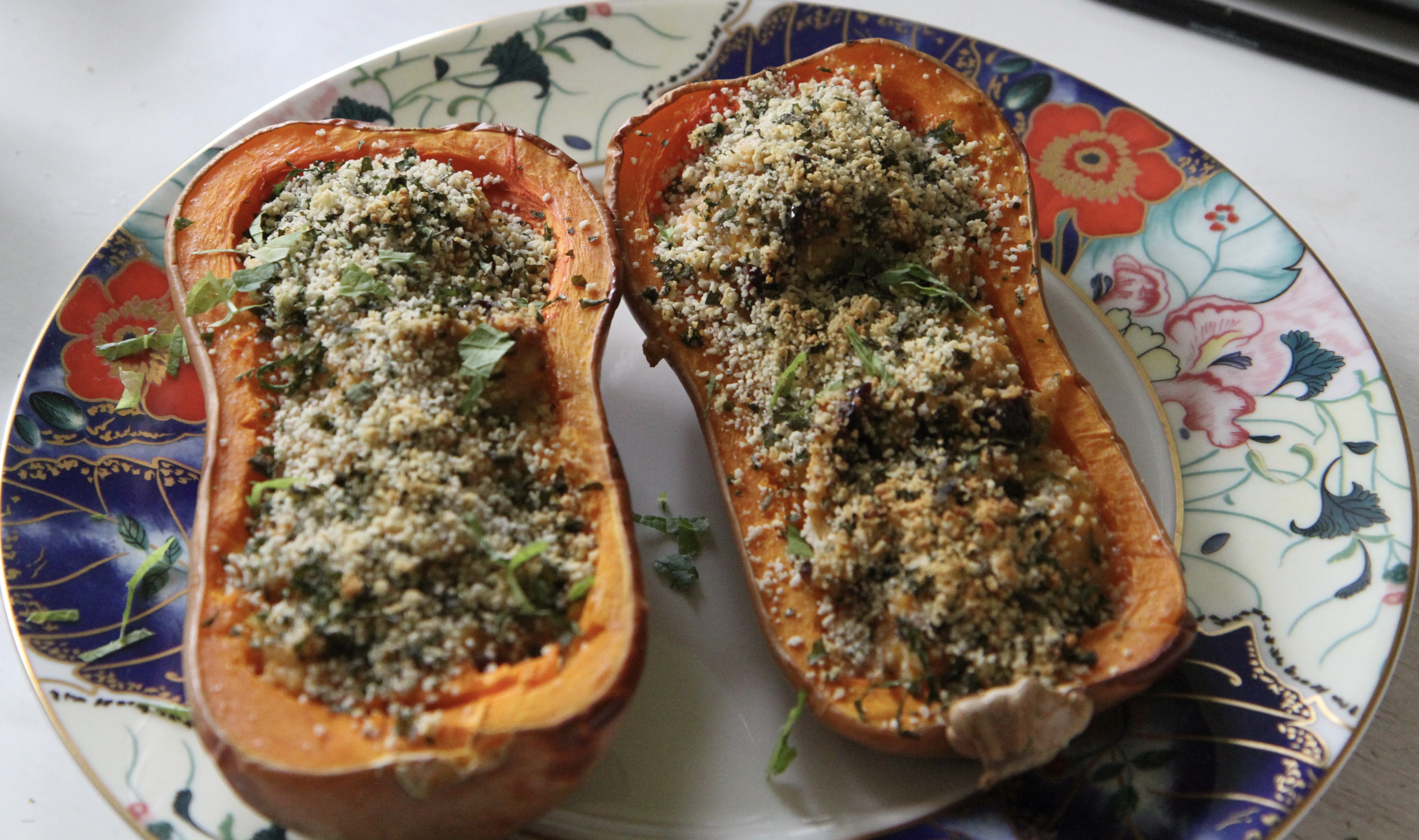 Courge butternut farcie, crème aux cranberries, noix et fromage