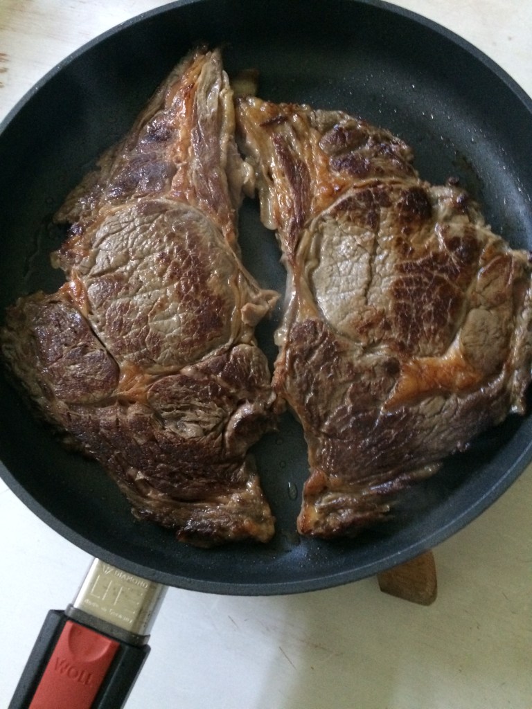 Entrecôtes de bœuf normandes maturées dans la poêle et saisies dans le beurre - latabledejacinta.com