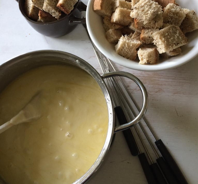 Casserole de fromage fondu prête pour une fondue savoyarde
