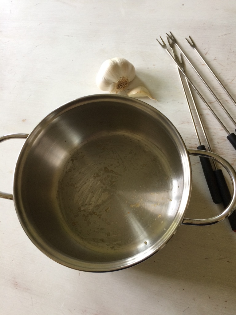 Fond de casserole enduit d'ail dans le fond pour une fondue savoyarde