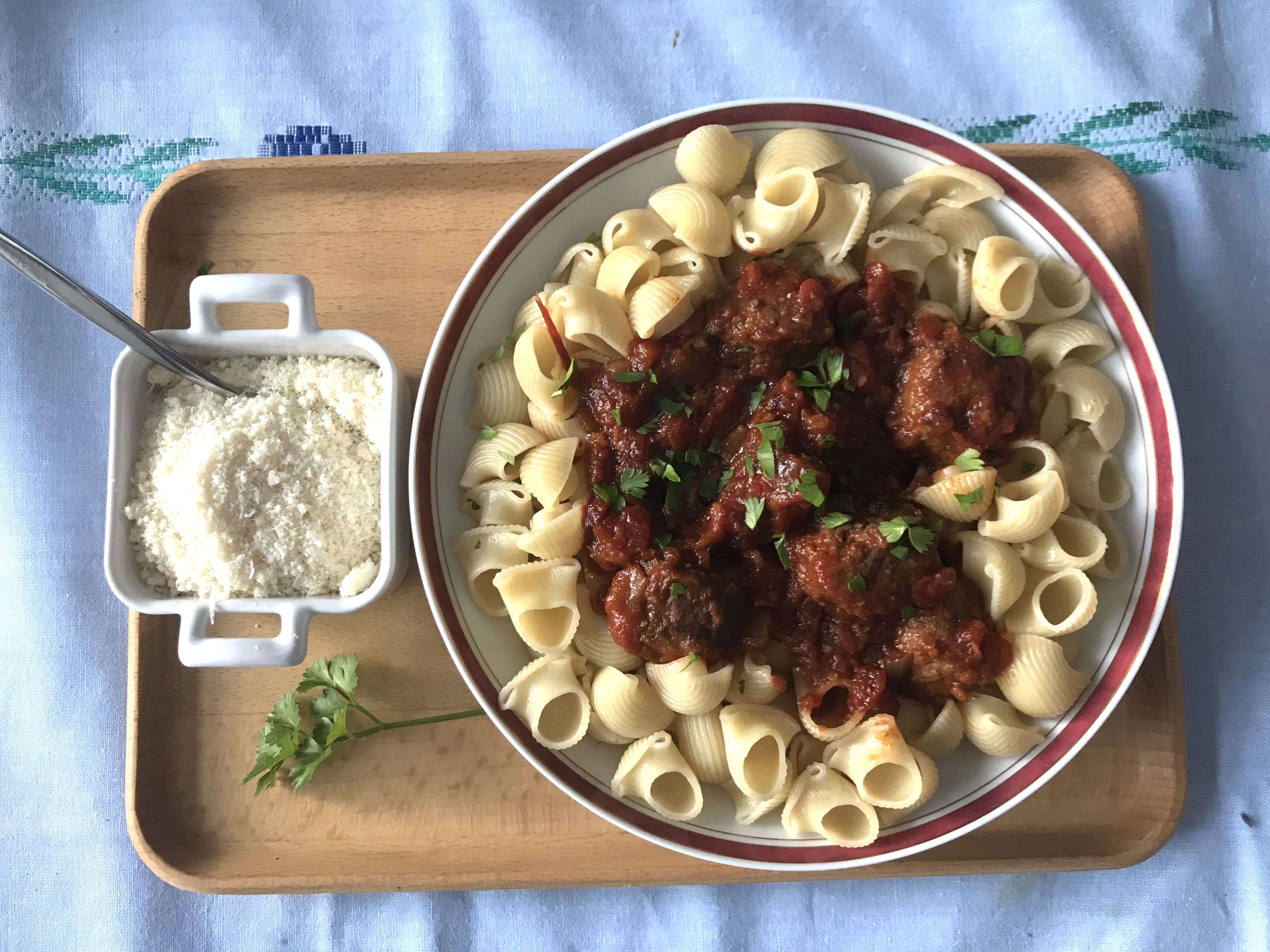 Pâtes à la sauce tomate et aux boulettes de boeuf