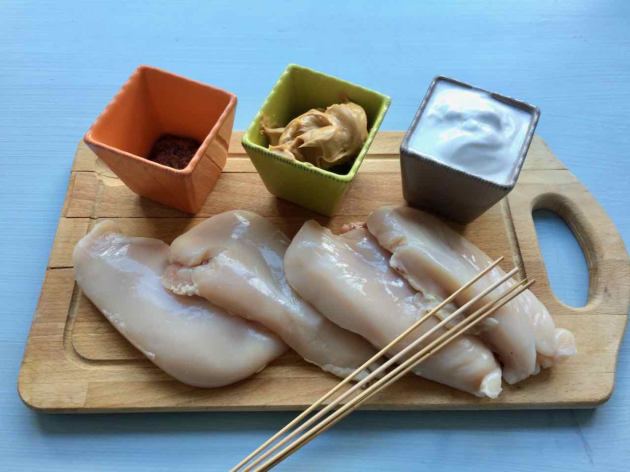 Brochettes de poulet curry-cacahuètes
