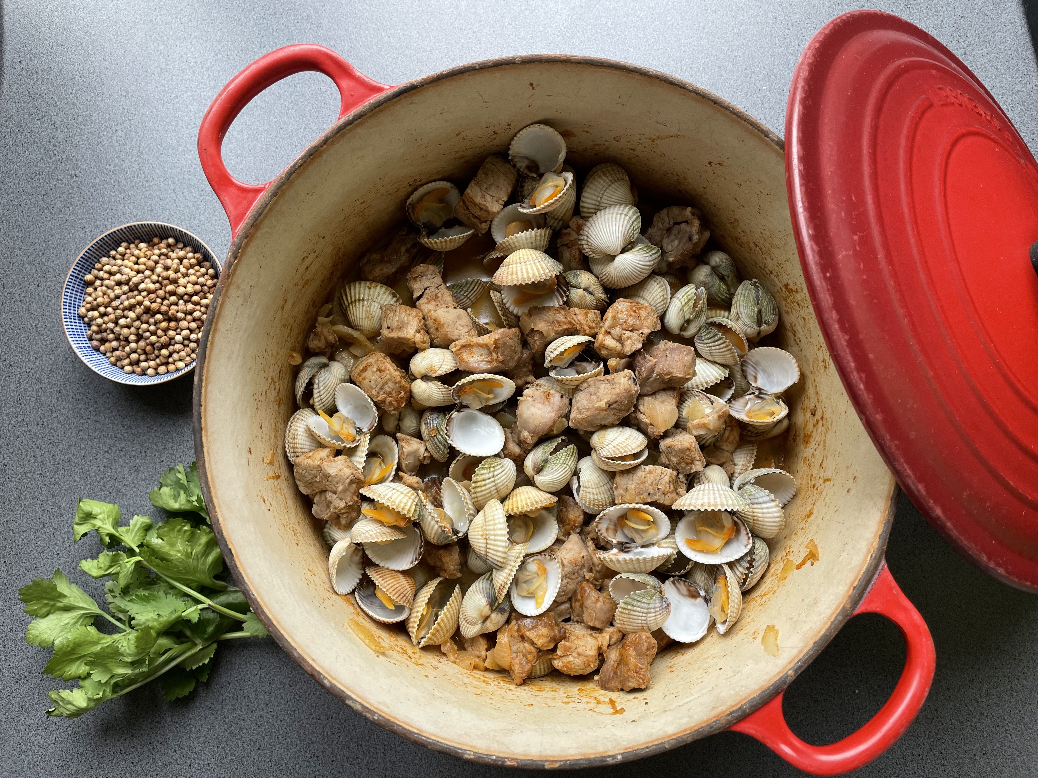 Carne de porco à alentejana – sauté de porc et coques comme en Alentejo