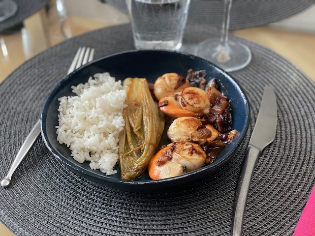 Recette de noix de saint-jacques poêlées sur endives braisées caramélisées