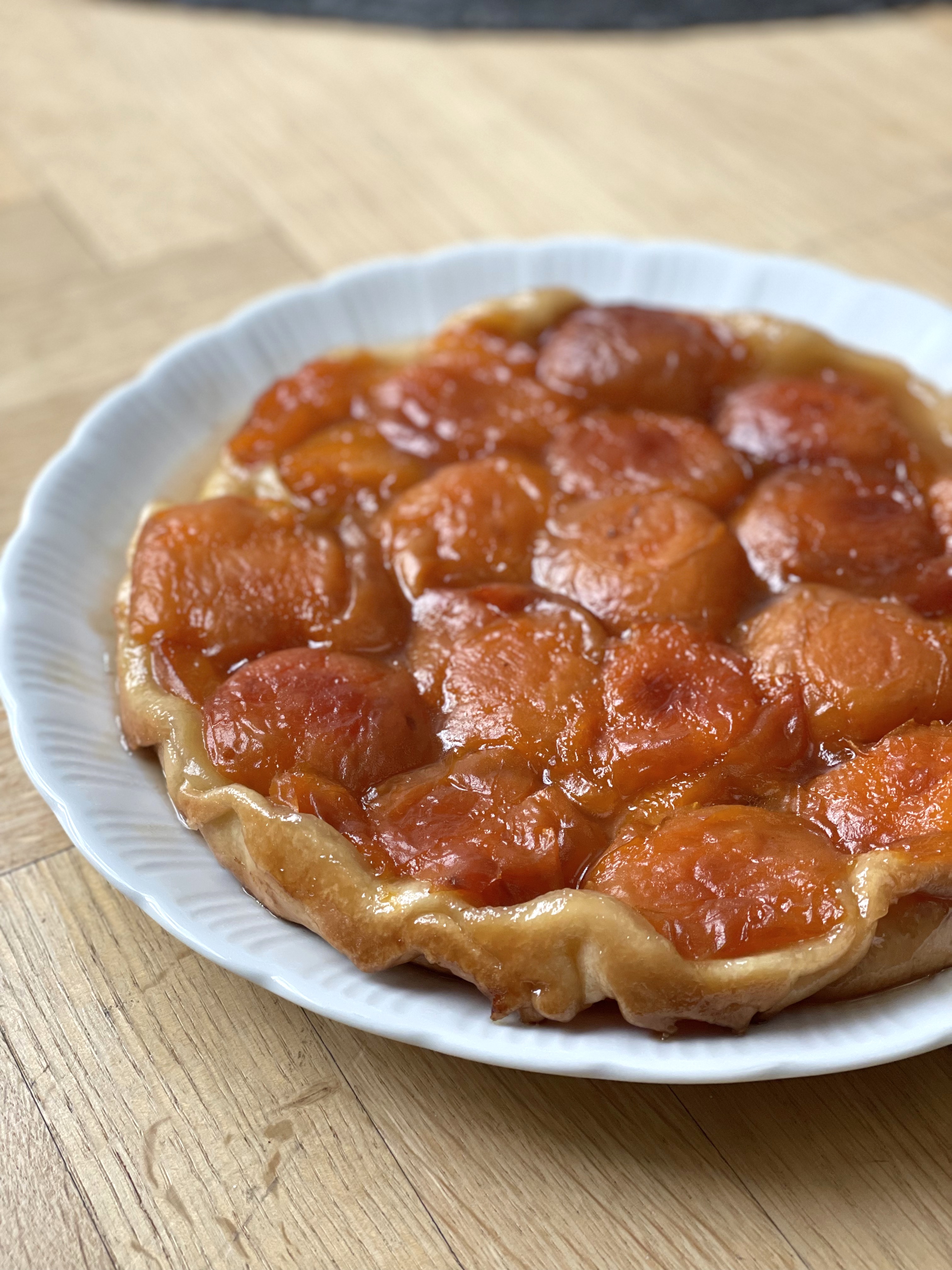 Recette de tarte tatin aux abricots parfumée au romarin