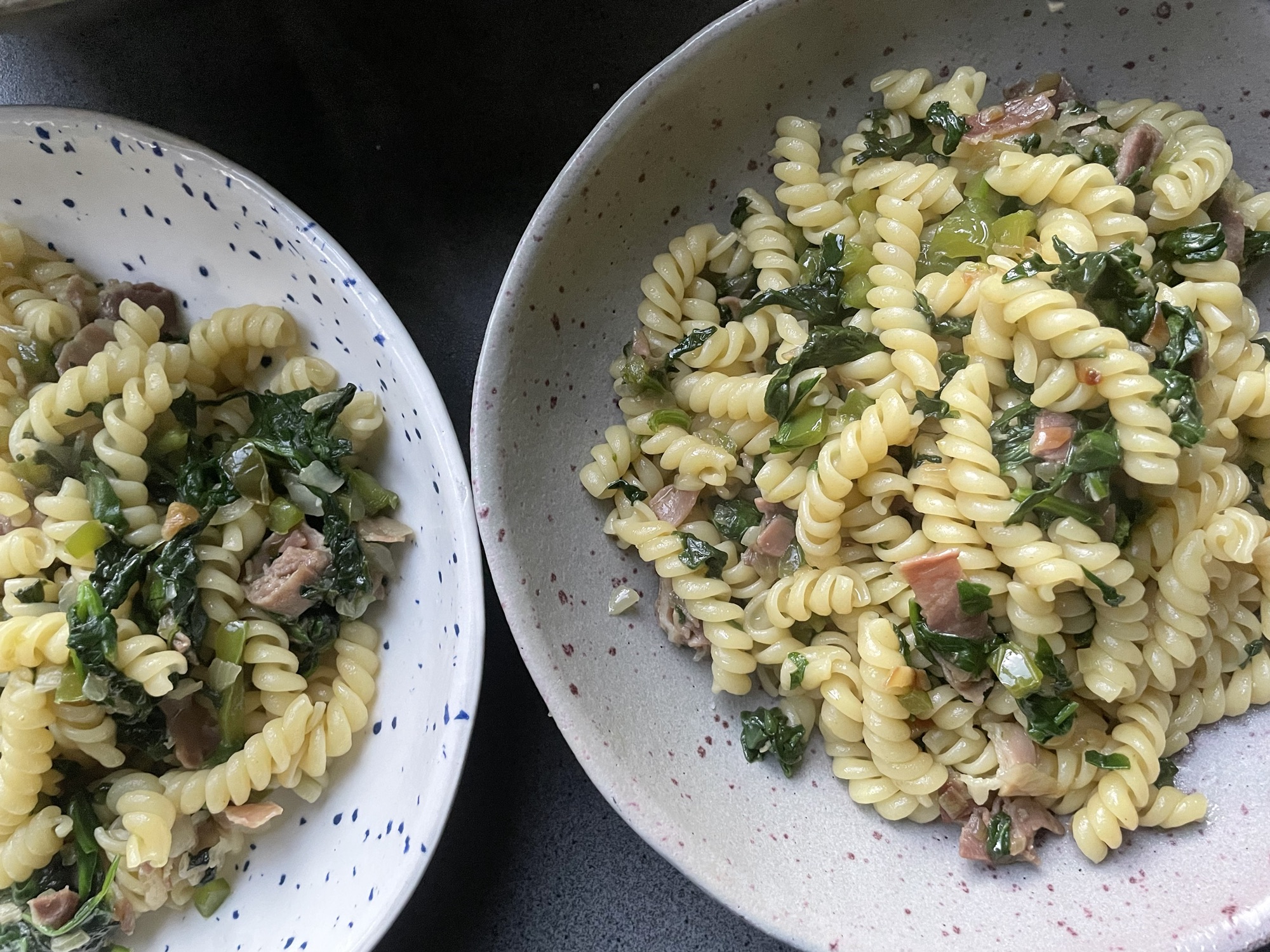 Pâtes Fusili aux poivrons épinards et à la coppa