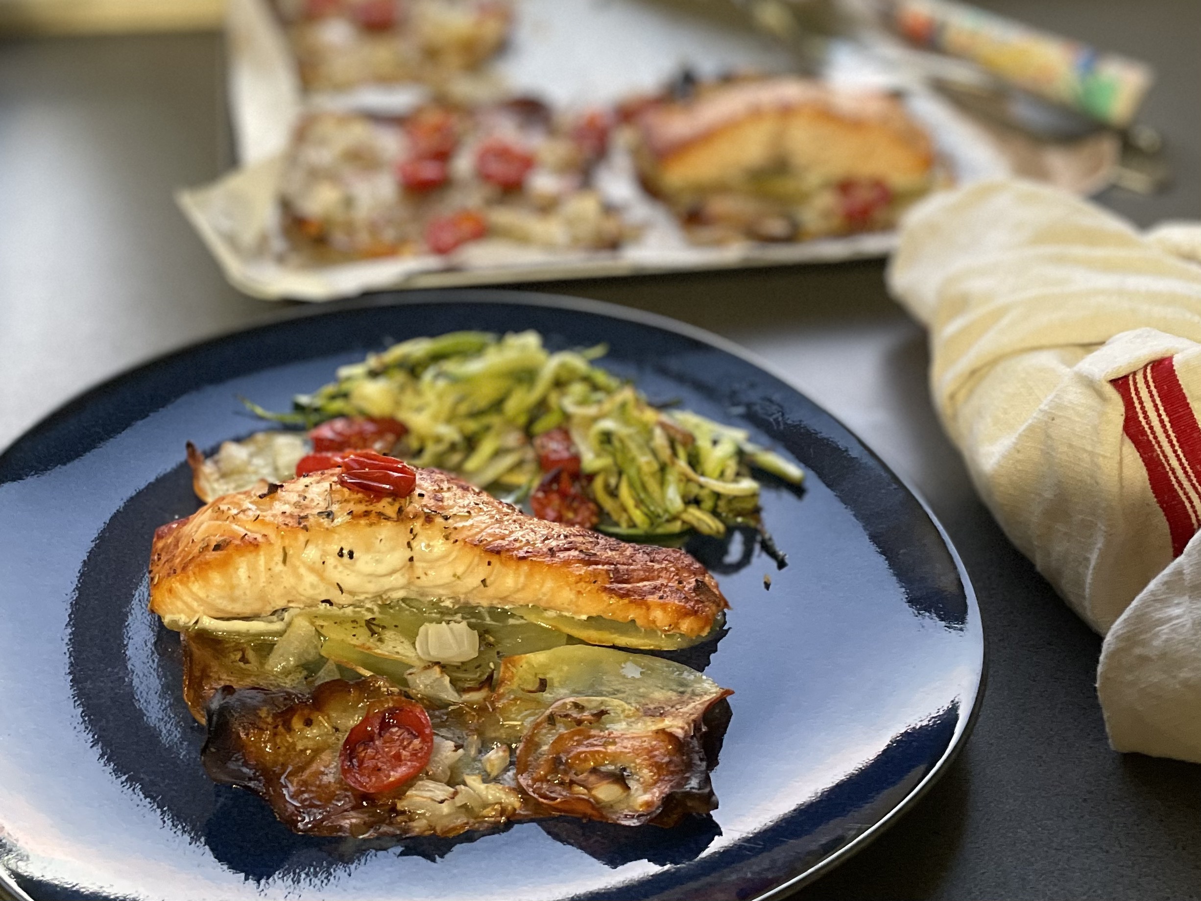 Poisson au four sur pommes de terre croustillantes