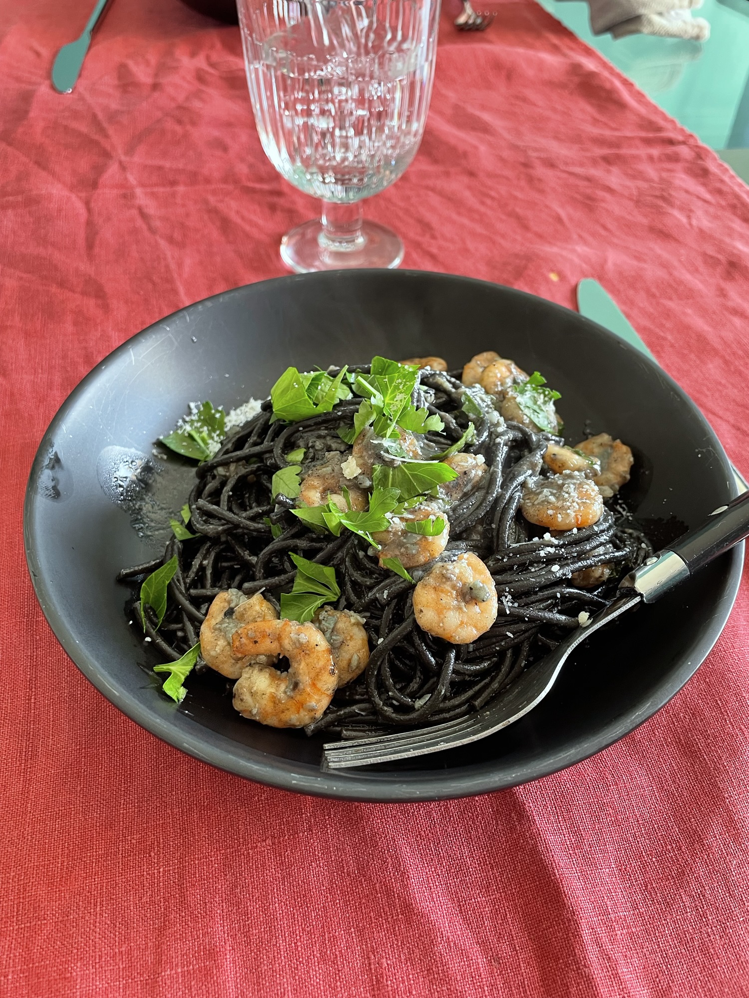 Recette de pâtes à l&rsquo;encre de seiche et crevettes