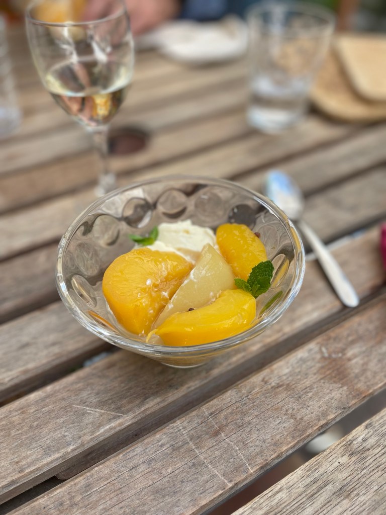 Mousse au chocolat et pêche au sirop