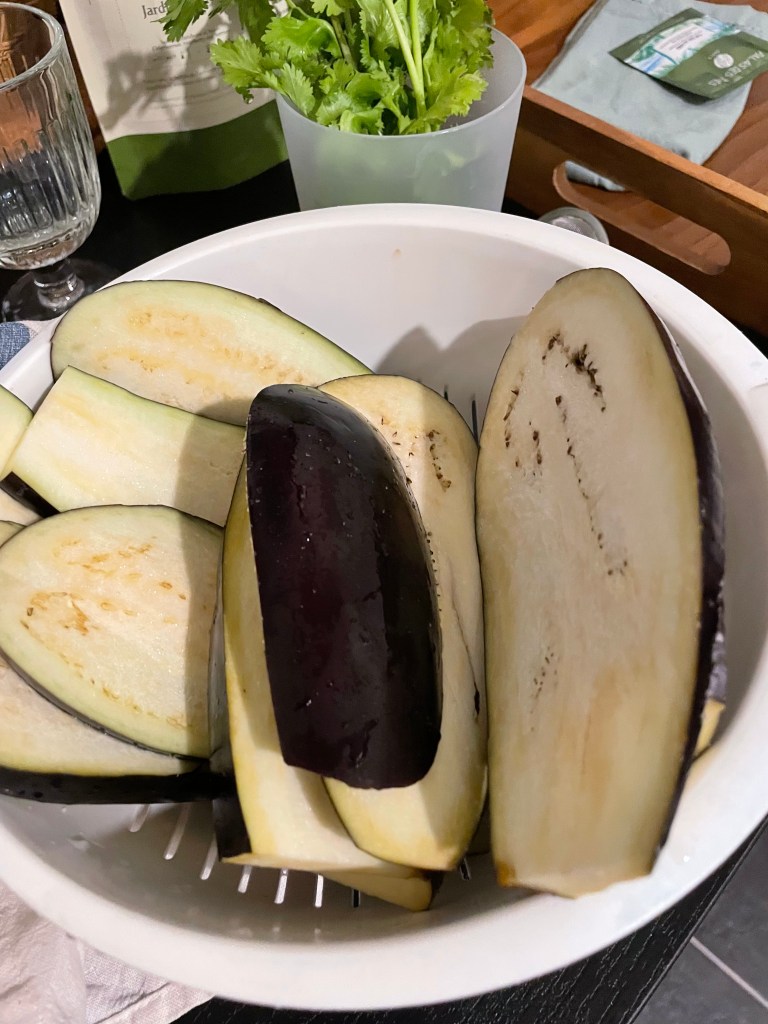 Faire dégorger les aubergines dans du sel