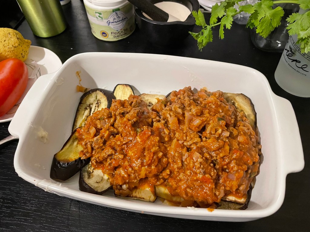 Préparation de la moussaka