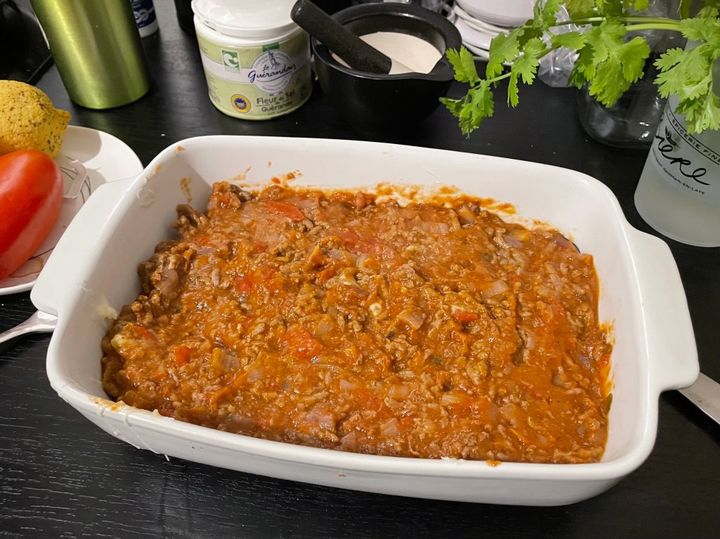 Etaler la couche de viande sur la couche d'aubergines